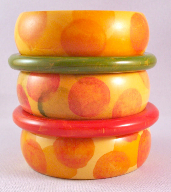 BB356 sponge painted dot bakelite Bangles